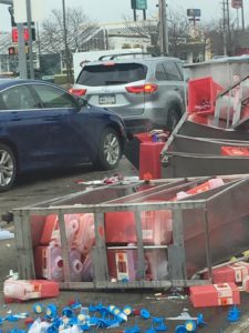تسرب نفايات طبية على الطريق بعد حادثة مرور 2 تسرب نفايات طبية على الطريق بعد حادثة مرور