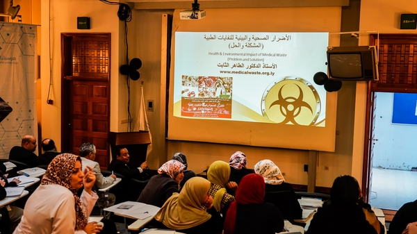 محاضرة علمية حول النفايات الطبية وأضرارها الصحية والبيئية للعاملين بمستشفى العيون بمدينة طرابلس 1 مارس 2020.