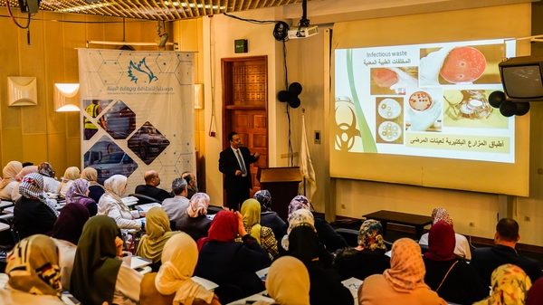 محاضرة علمية حول النفايات الطبية وأضرارها الصحية والبيئية للعاملين بمستشفى العيون بمدينة طرابلس 1 مارس 2020.
