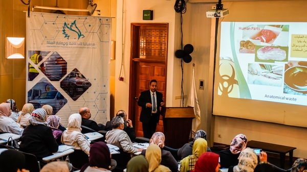 محاضرة علمية حول النفايات الطبية وأضرارها الصحية والبيئية للعاملين بمستشفى العيون بمدينة طرابلس 1 مارس 2020.