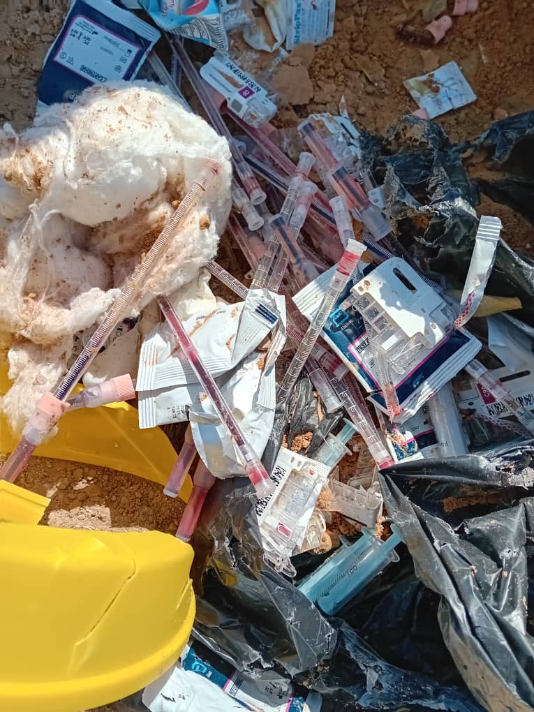 للأسف لا زلنا نرمي نفاياتنا الطبية في شوارعنا...!!!! إلى متى؟ 8 للأسف لا زلنا نرمي نفاياتنا الطبية في شوارعنا...!!!! إلى متى؟