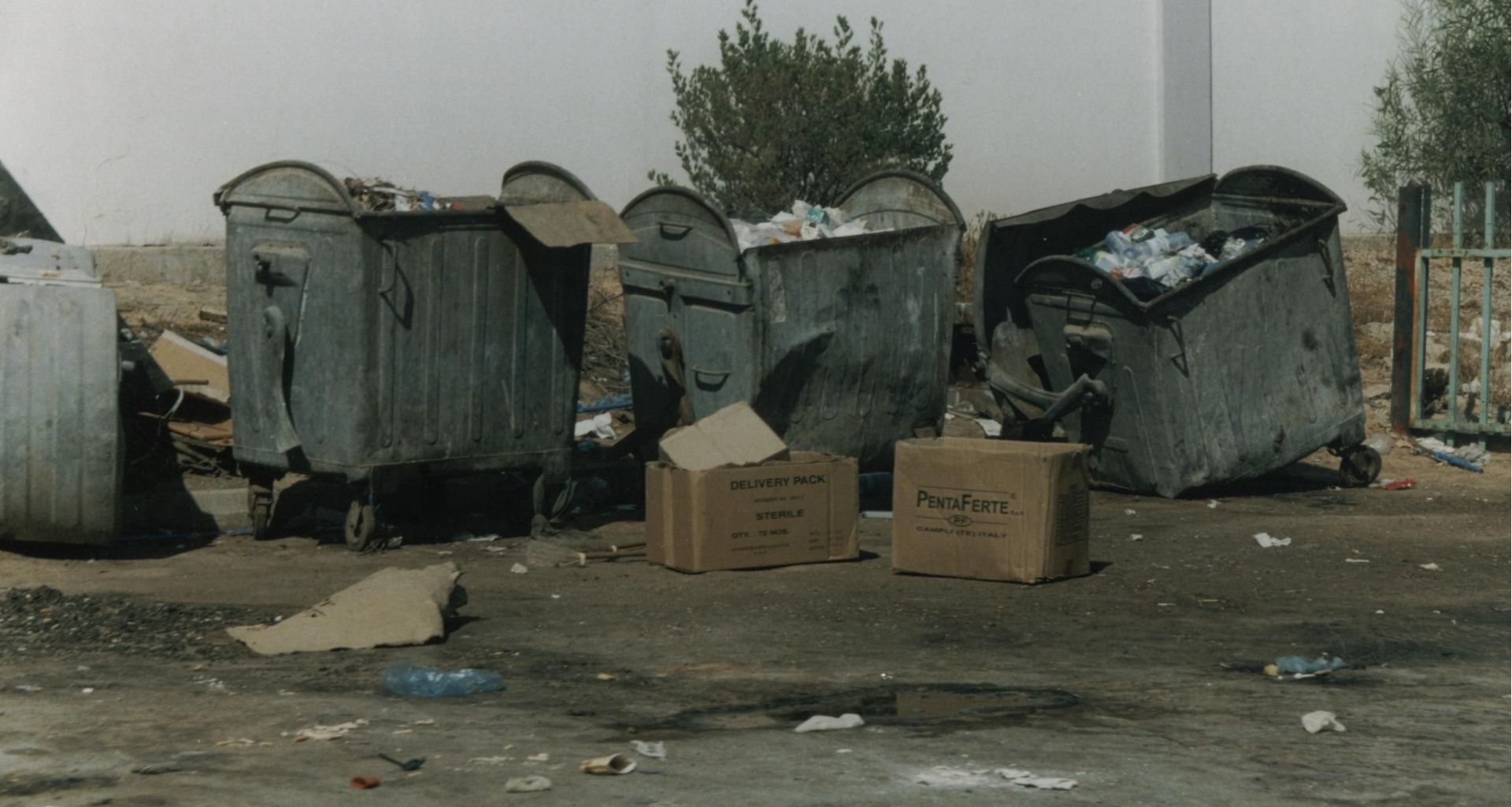 أخطاء في ساحات التجميع المؤقت للنفايات بالمستشفيات 1 أخطاء في ساحات التجميع المؤقت للنفايات بالمستشفيات