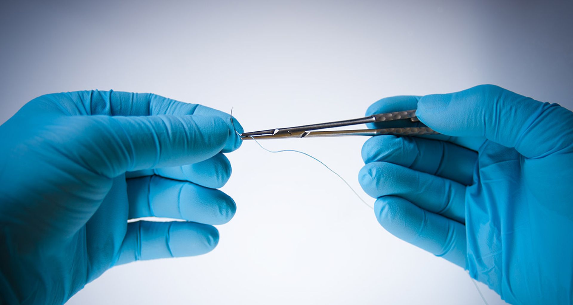 إبر خياطة الجروح المصدر الرئيسي لوخز الإبر للعاملين بصالات العمليات في المستشفيات. 1 إبر خياطة الجروح المصدر الرئيسي لوخز الإبر للعاملين بصالات العمليات في المستشفيات.