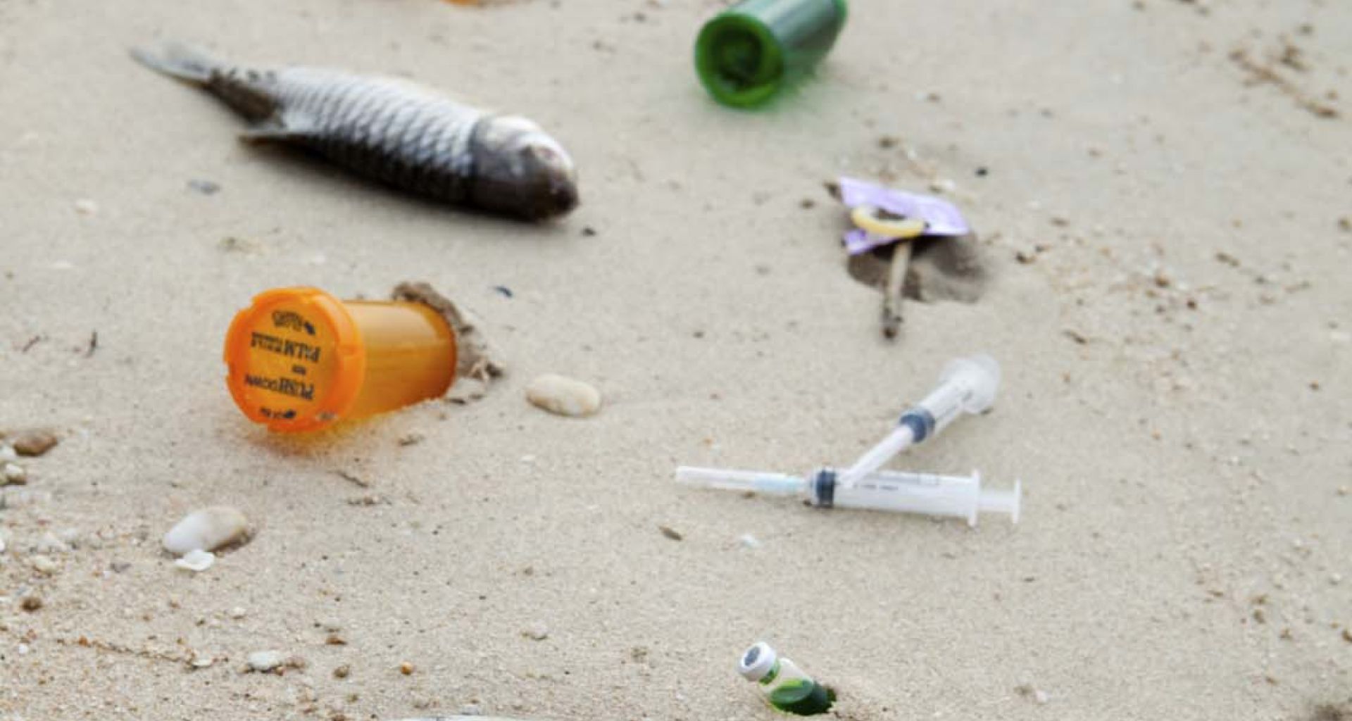 المخلفات الطبية الملقى على شواطئ البحر 1 المخلفات الطبية الملقى على شواطئ البحر