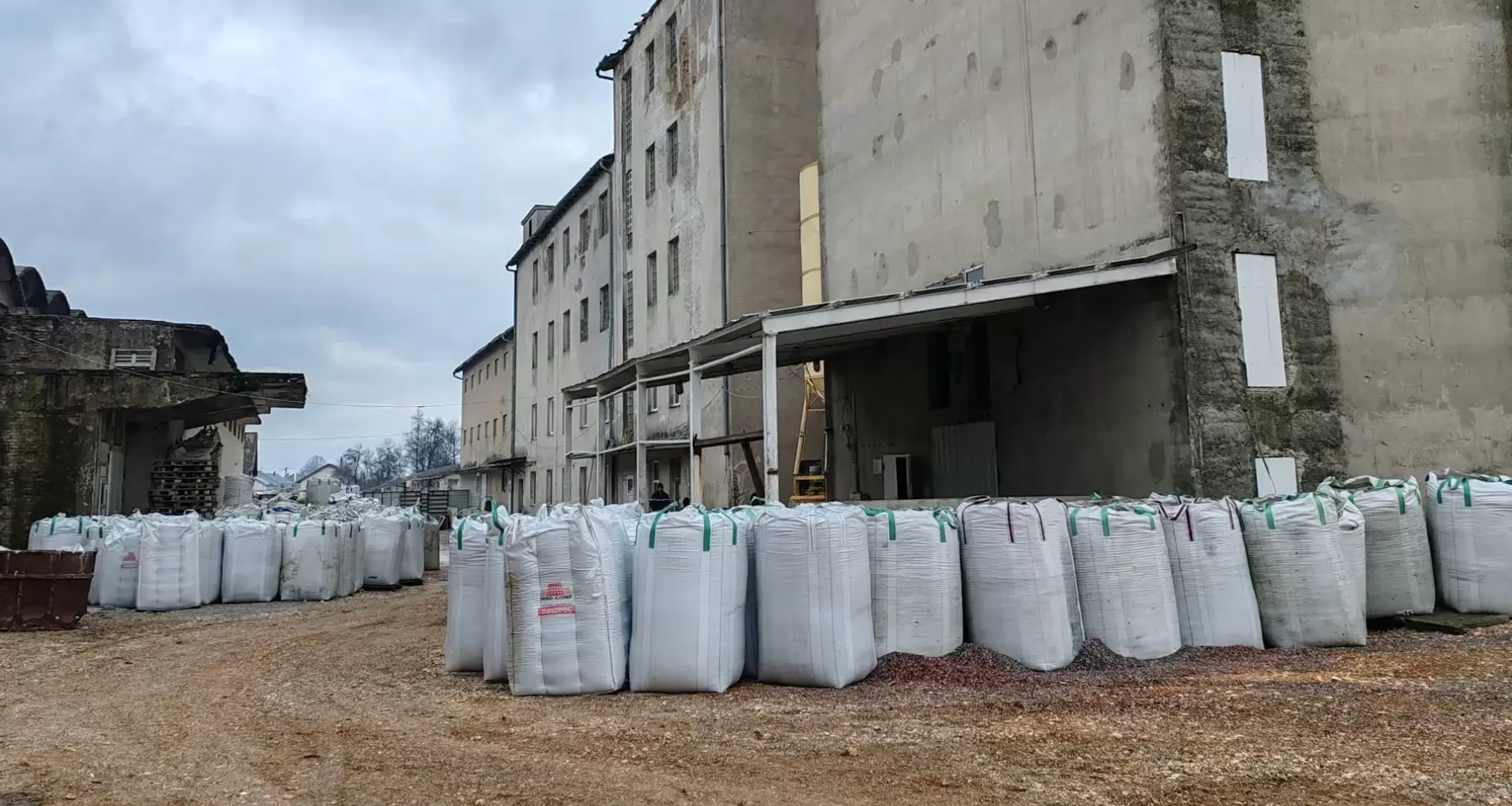 القبض على 13 شخص في عملية تخلص من 35 ألف طن نفايات خطرة. 1 القبض على 13 شخص في عملية تخلص من 35 ألف طن نفايات خطرة.