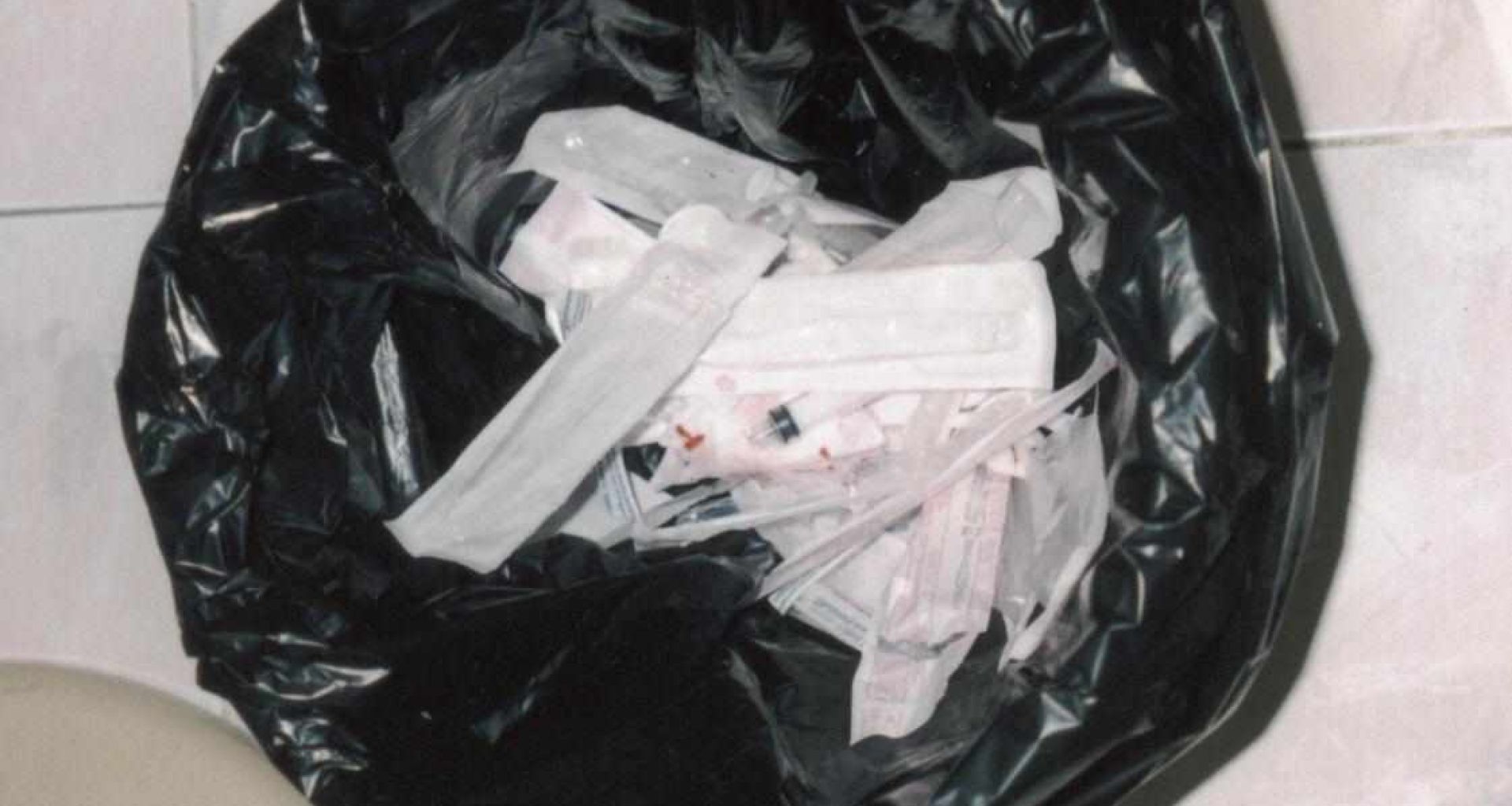 رمي الإبر والحقن في أكياس القمامة السوداء 2 رمي الإبر والحقن في أكياس القمامة السوداء