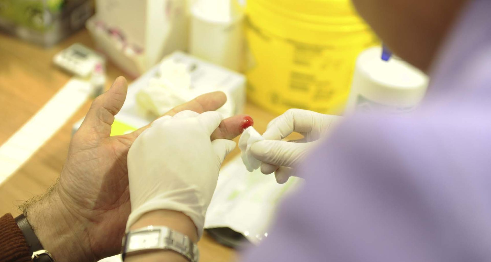 دراسات عن إصابات وخز الإبر والمواد الحادة في عمال النظافة بالمستشفيات 5 دراسات عن إصابات وخز الإبر والمواد الحادة في عمال النظافة بالمستشفيات