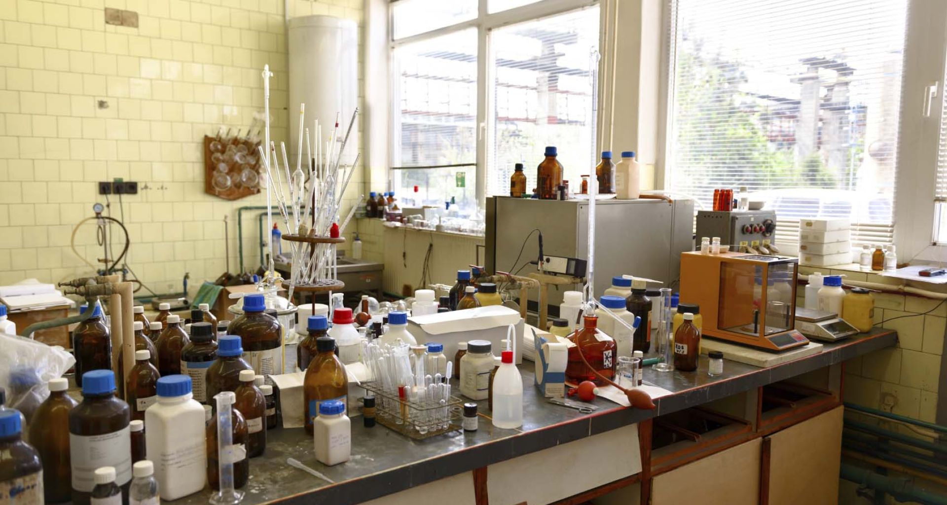 المخلفات الطبية بالمعامل البحثية 1 المخلفات الطبية بالمعامل البحثية