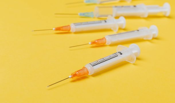 أفضل الطرق للتخلص من الإبر المستعملة والأدوات الحادة الأخرى