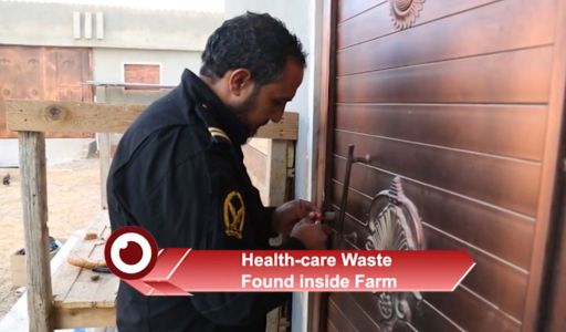 تسرب نفايات طبية على الطريق بعد حادثة مرور