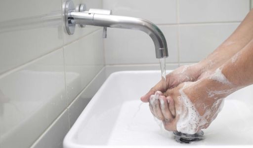 تسرب نفايات طبية على الطريق بعد حادثة مرور
