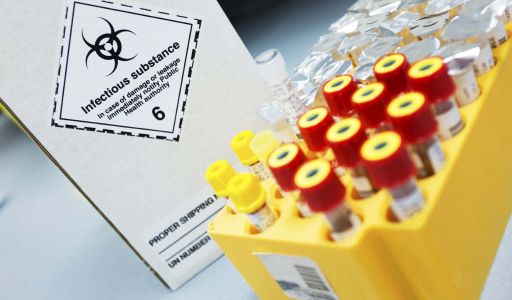 تسرب نفايات طبية على الطريق بعد حادثة مرور