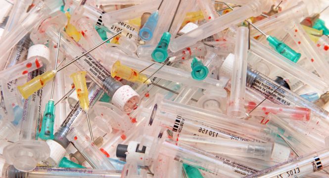 حفرة مغلقة للتخلص من النفايات الطبية الحادة في المراكز قليلة الميزانية