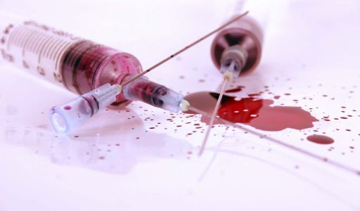 الأدوات والمواد الحادة بالمستشفيات