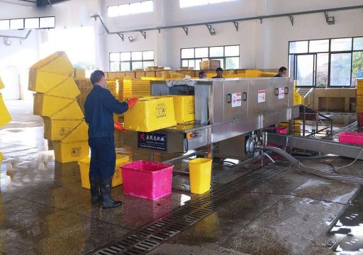 غسل حاويات النفايات الطبية القابلة لإعادة الاستخدام
