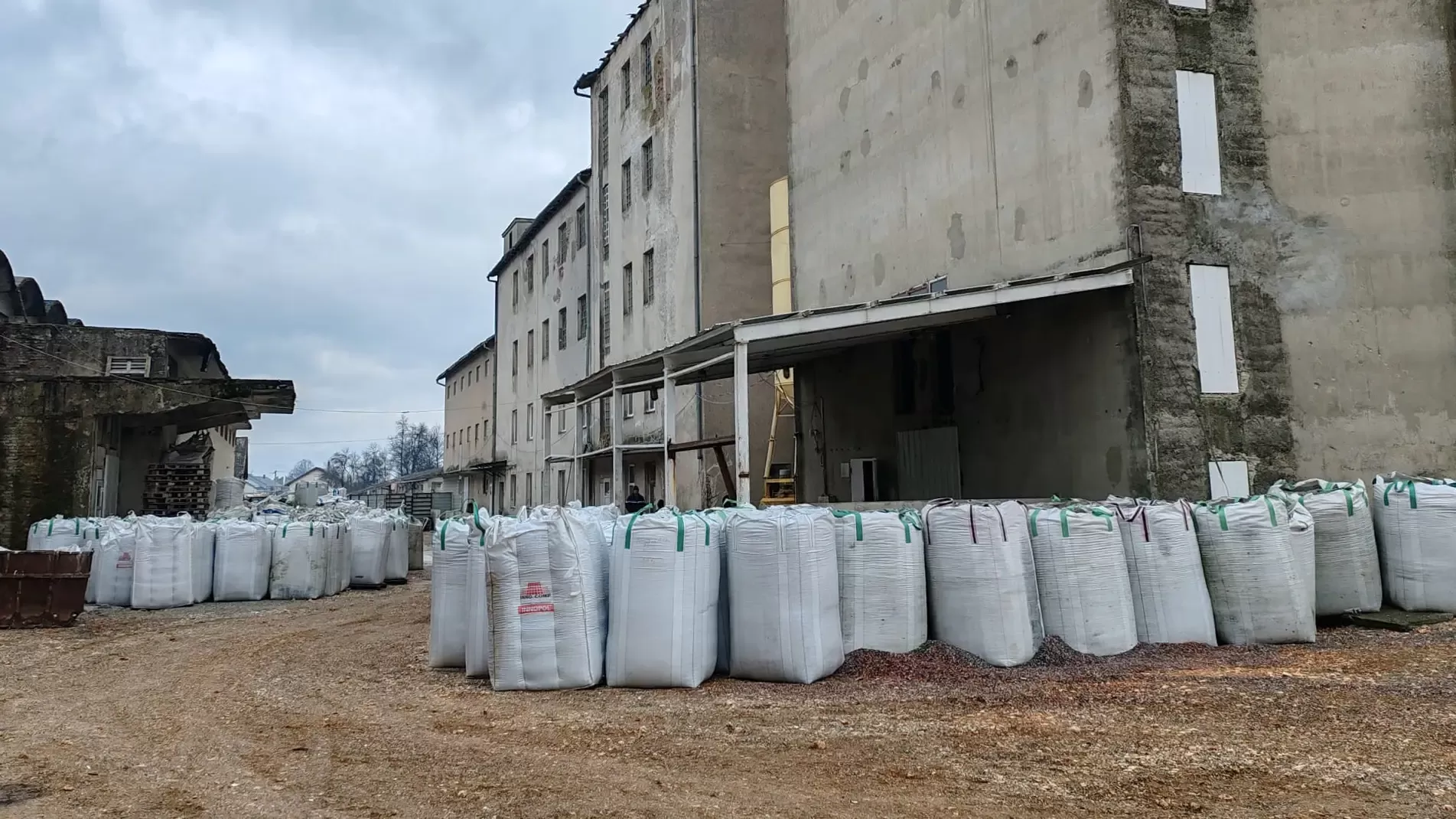 القبض على 13 شخص في عملية تخلص من 35 ألف طن نفايات خطرة.