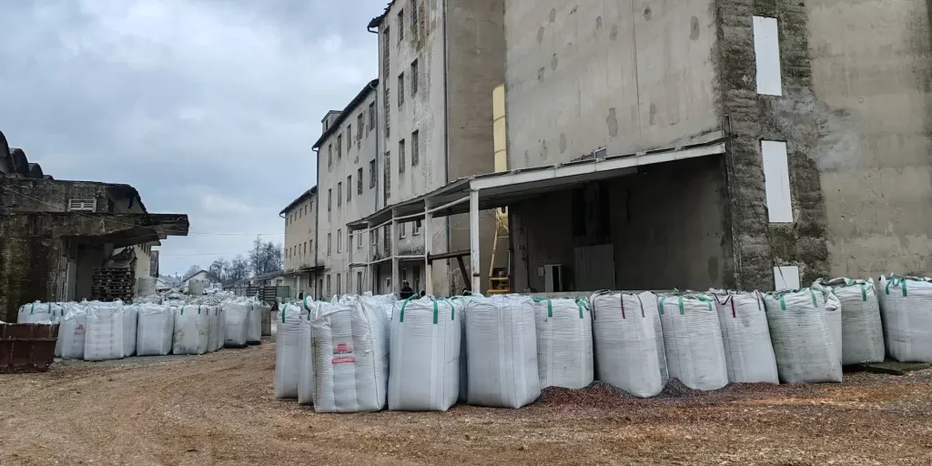 القبض على 13 شخص في عملية تخلص من 35 ألف طن نفايات خطرة.