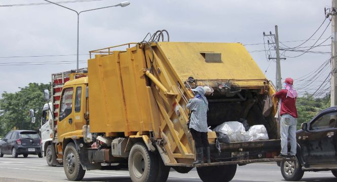 الأضرار الصحية والمهنية للمخلفات الطبية في عمال نقل المخلفات