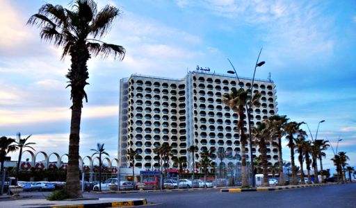 الحقن والإبر المرمية من مدمني المخذرات