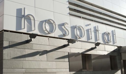 المستشفيات في البنايات السكنية وإدارة النفايات الطبية