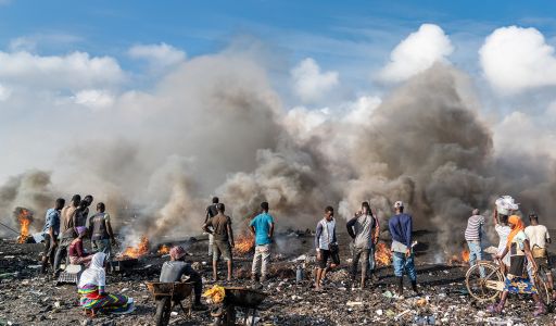 الأطفال والمراهقون الذين يعيشون بالقرب من مكب النفايات المفتوحة