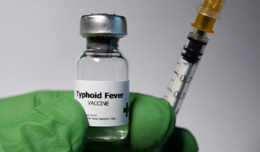 التطعيم ضد التيفوئيد (Typhoid) في منع العدوى في العاملين مع النفايات الرعاية الصحية