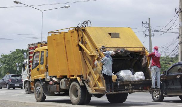 الأضرار الصحية والمهنية للمخلفات الطبية في عمال نقل المخلفات