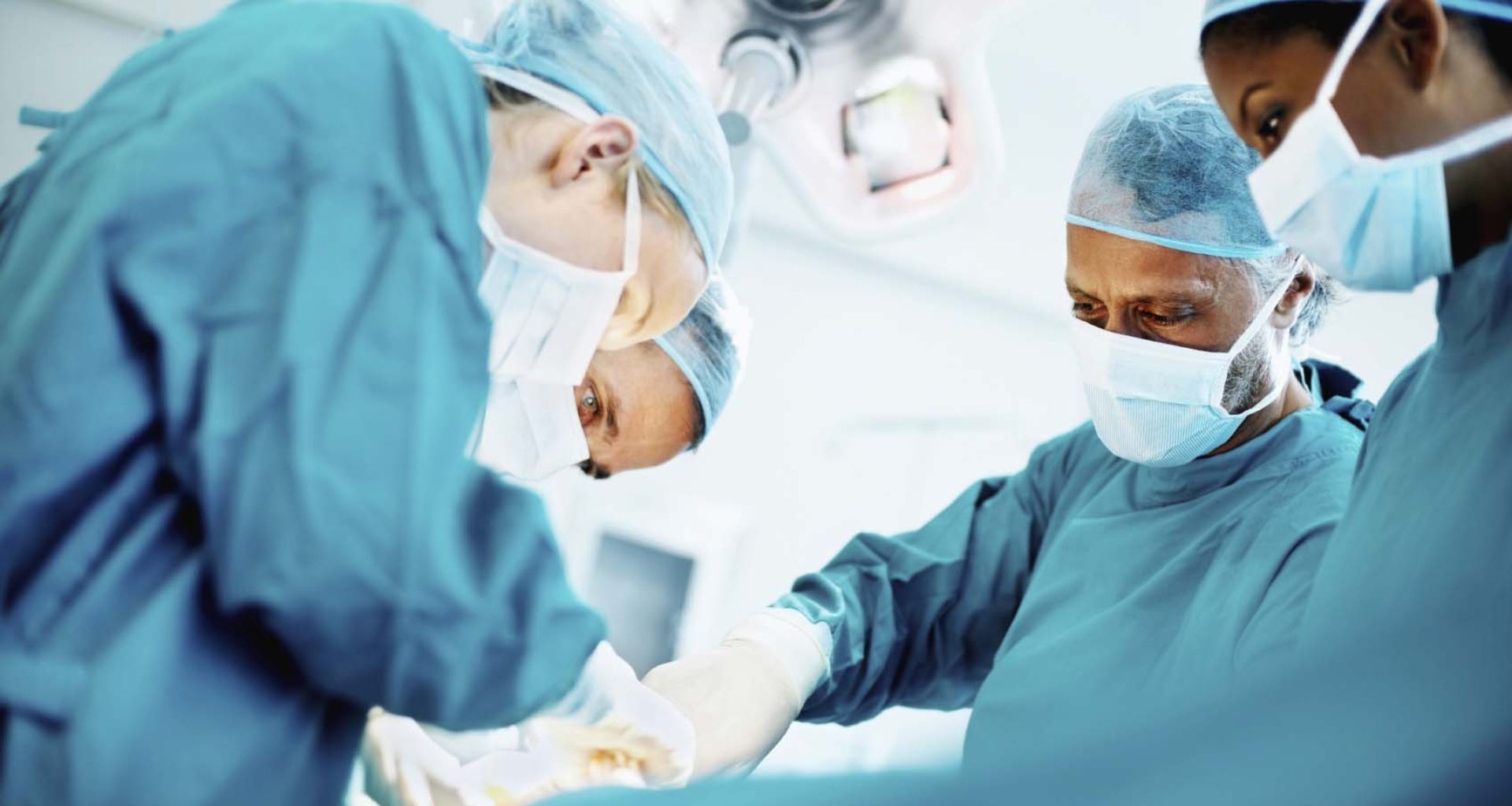 مخاطر تناثر الدماء إلى عيون الجراحين والمساعدين خلال العمليات الجراحية