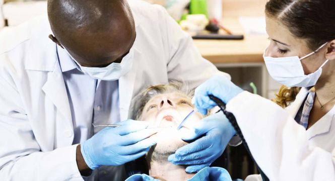 المخلفات الطبية والكيميائية بعيادات الأسنان