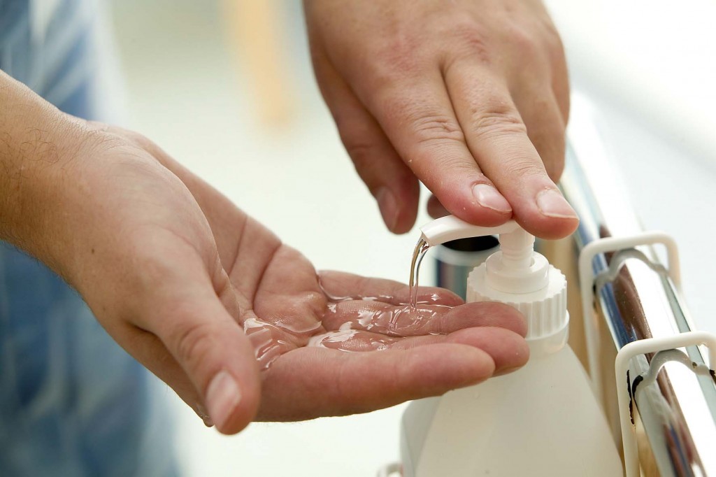 غسيل ونظافة اليدين عند التعامل مع المرضى ومخلفاتهم الطبية
