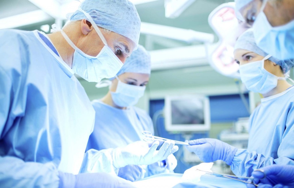 إبر خياطة الجروح المصدر الرئيسي لوخز الإبر للعاملين بصالات العمليات في المستشفيات.