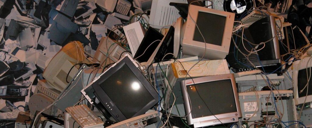 النفايات الإلكترونية: أنواعها، كمياتها، وتأثيراتها على البيئة والمجتمعات والاقتصاد