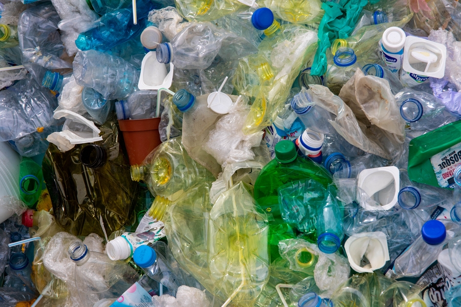 الاتجار بالنفايات البلاستيكية: جريمة بيئية متنامية يجب معالجتها