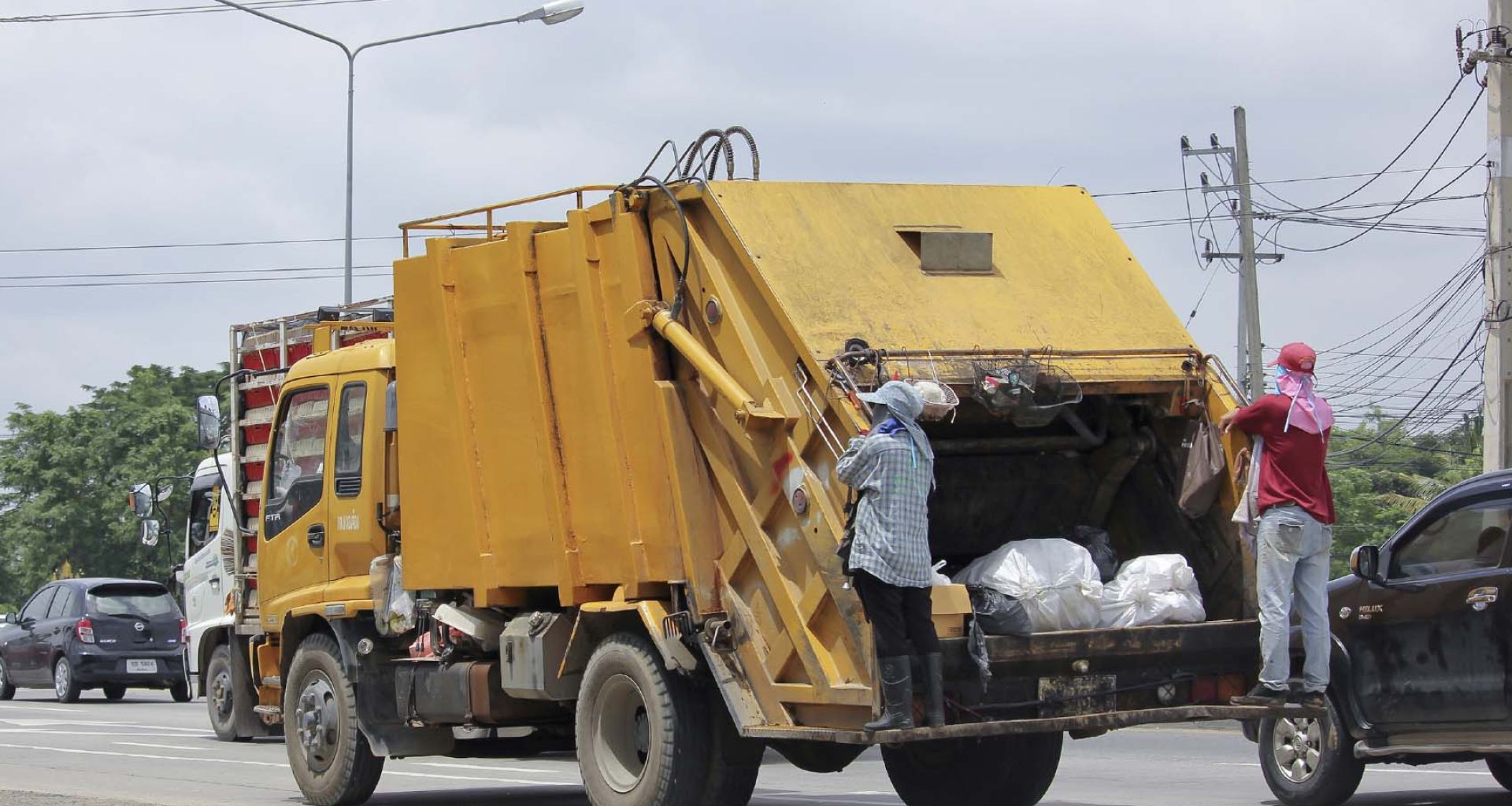 خطر العدوي الميكروبية للعاملين بجمع ونقل النفايات المنزلية